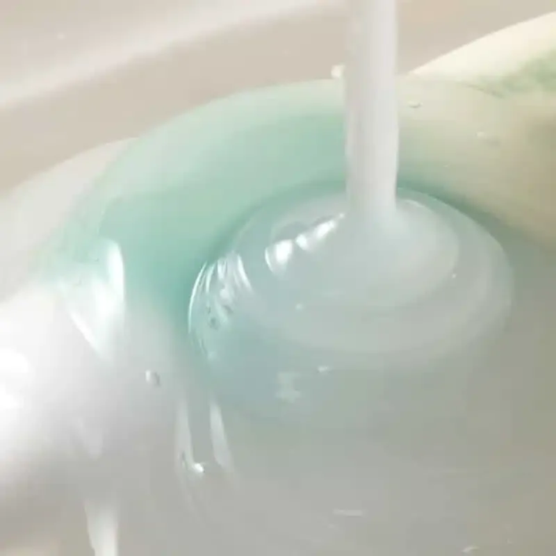 সাদা ও হালকা নীল তরল সাবান একটি বৃত্তে পড়ছে